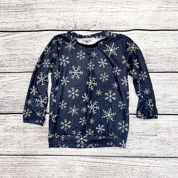 Wren’s Closet Other - Wren’s Closet Snowflake Baggy Tee